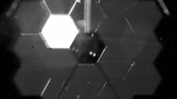 Selfie criado por uma lente especial do Telescópio Especial James Webb da agência espacial norte-americana NASA, foto publicada em 11 de fevereiro de 2022 - Sputnik Brasil