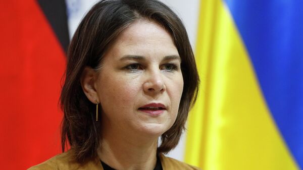 A ministra das Relações Exteriores da Alemanha, Annalena Baerbock, fala durante uma entrevista coletiva conjunta com o ministro das Relações Exteriores da Ucrânia em Kiev, em 10 de maio de 2022 - Sputnik Brasil