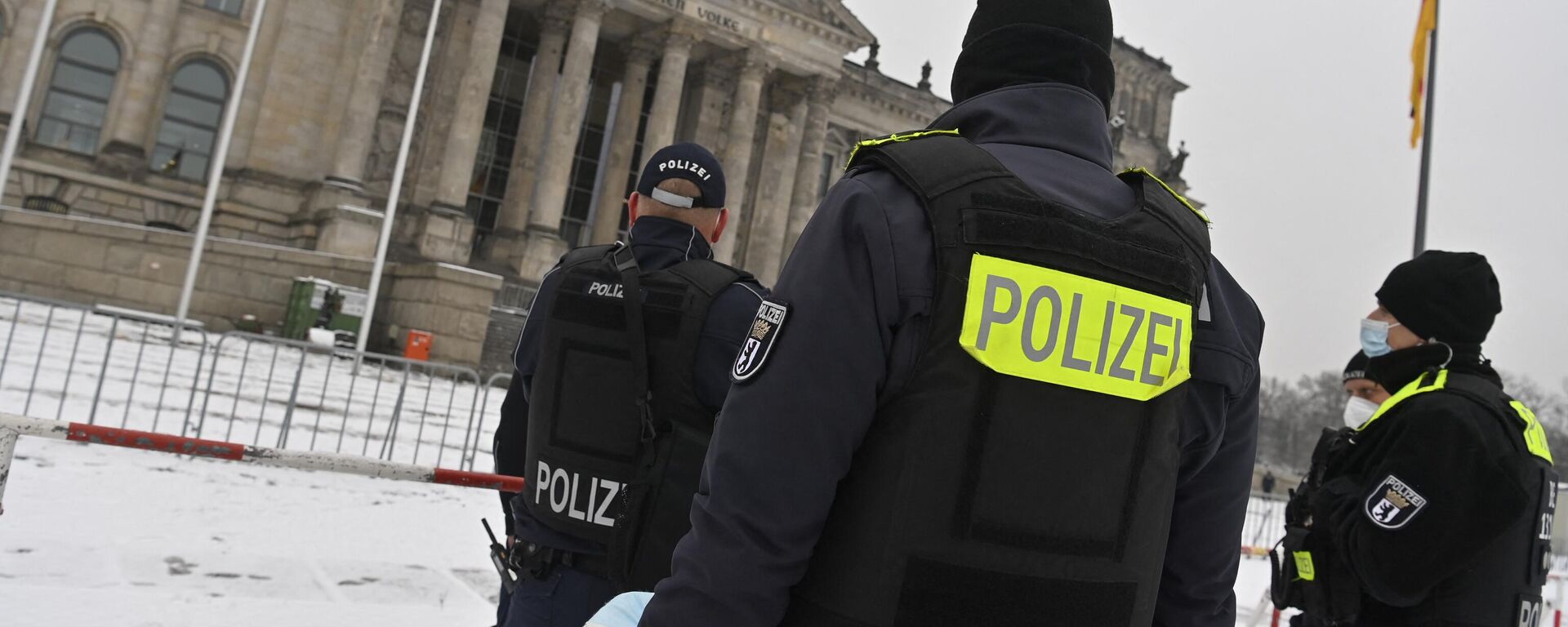 Policiais mantêm guarda em frente ao Reichstag, prédio que sedia o Bundestag (Parlamento alemão), em Berlim, Alemanha, 9 de dezembro de 2021 - Sputnik Brasil, 1920, 10.05.2022