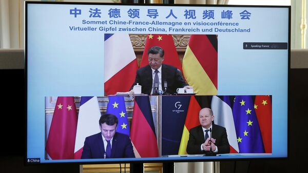Presidente francês, Emmanuel Macron, chanceler alemão, Olaf Scholz, e presidente chinês, Xi Jinping, discutem a crise da Ucrânia durante videoconferência, registrada no Palácio do Eliseu, em Paris, em 8 de março de 2022 - Sputnik Brasil