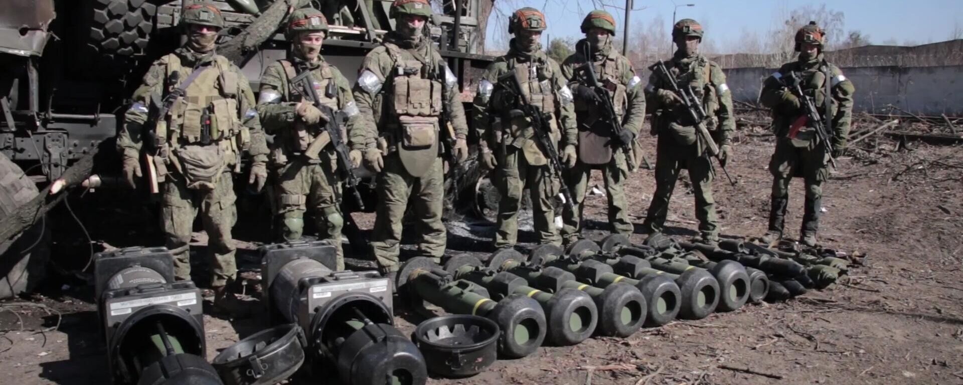 Militares russos são retratados com equipamentos militares capturados (dez Javelins) durante a operação militar especial da Rússia na Ucrânia, perto da vila de Guta-Mezhigorskaya - Sputnik Brasil, 1920, 11.05.2022