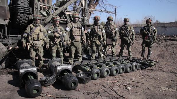 Militares russos são retratados com equipamentos militares capturados (dez Javelins) durante a operação militar especial da Rússia na Ucrânia, perto da vila de Guta-Mezhigorskaya - Sputnik Brasil