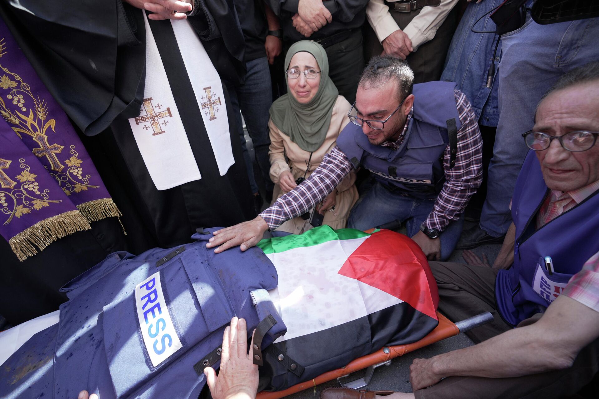 Jornalistas cercam o corpo de Shireen Abu Akleh, da rede Al Jazeera, no necrotério do Hospital na cidade de Jenin, na Cisjordânia, 11 de maio de 2022 - Sputnik Brasil, 1920, 14.05.2022