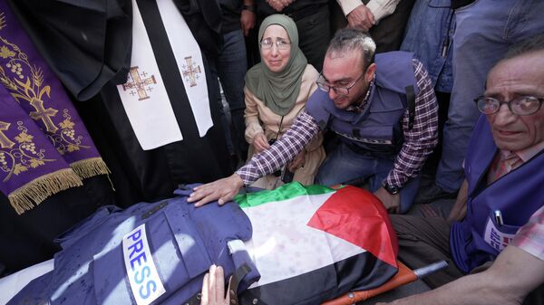 Jornalistas cercam o corpo de Shireen Abu Akleh, da rede Al Jazeera, no necrotério do Hospital na cidade de Jenin, na Cisjordânia, 11 de maio de 2022 - Sputnik Brasil