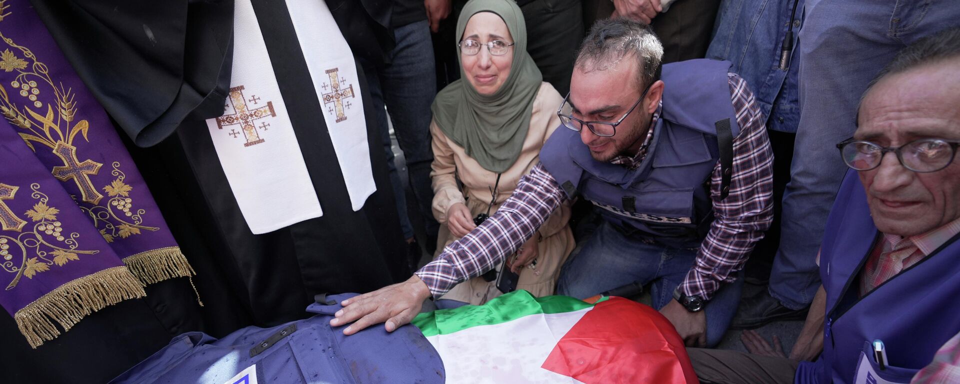 Jornalistas cercam o corpo de Shireen Abu Akleh, da rede Al Jazeera, no necrotério do Hospital na cidade de Jenin, na Cisjordânia, 11 de maio de 2022 - Sputnik Brasil, 1920, 11.05.2022