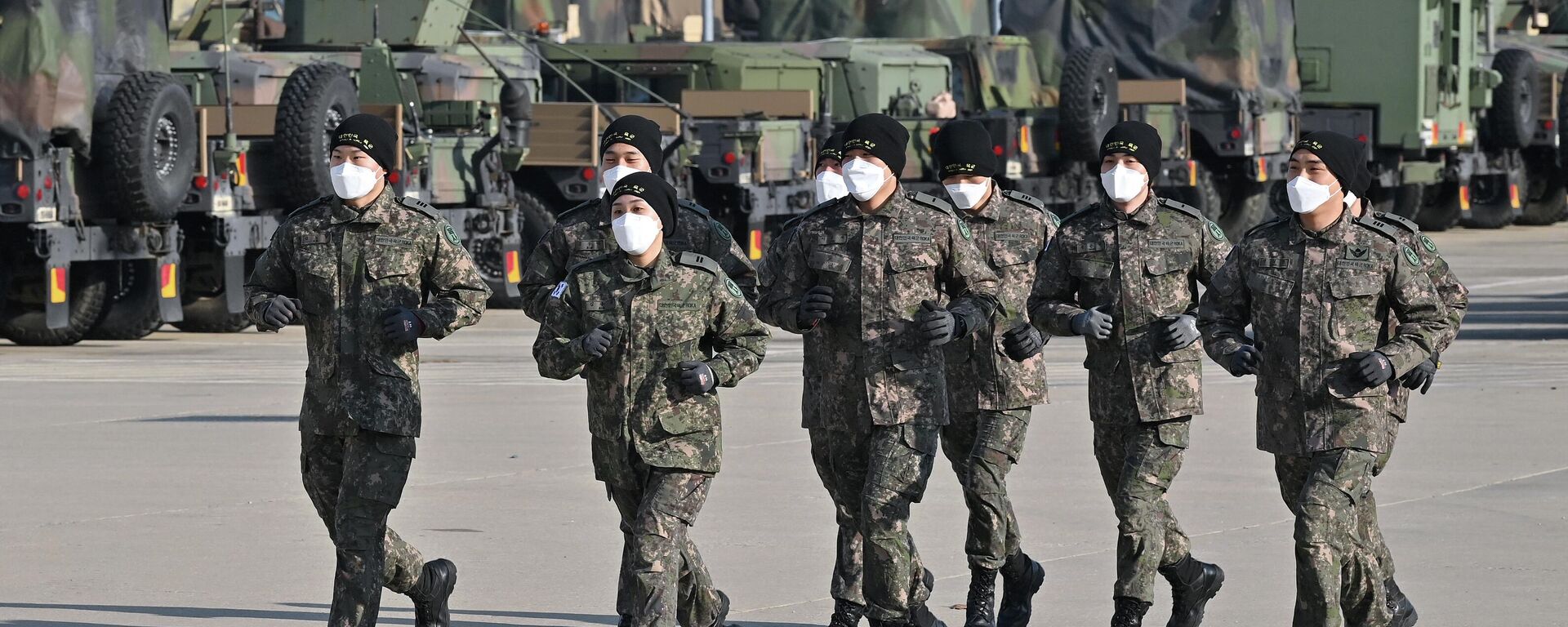 Cadetes do Exército sul-coreano se aquecem durante um treinamento para a Competição de Habilidades Militares de Sandhurst no Camp Humphreys em Pyeongtaek em 17 de fevereiro de 2022 - Sputnik Brasil, 1920, 11.05.2022