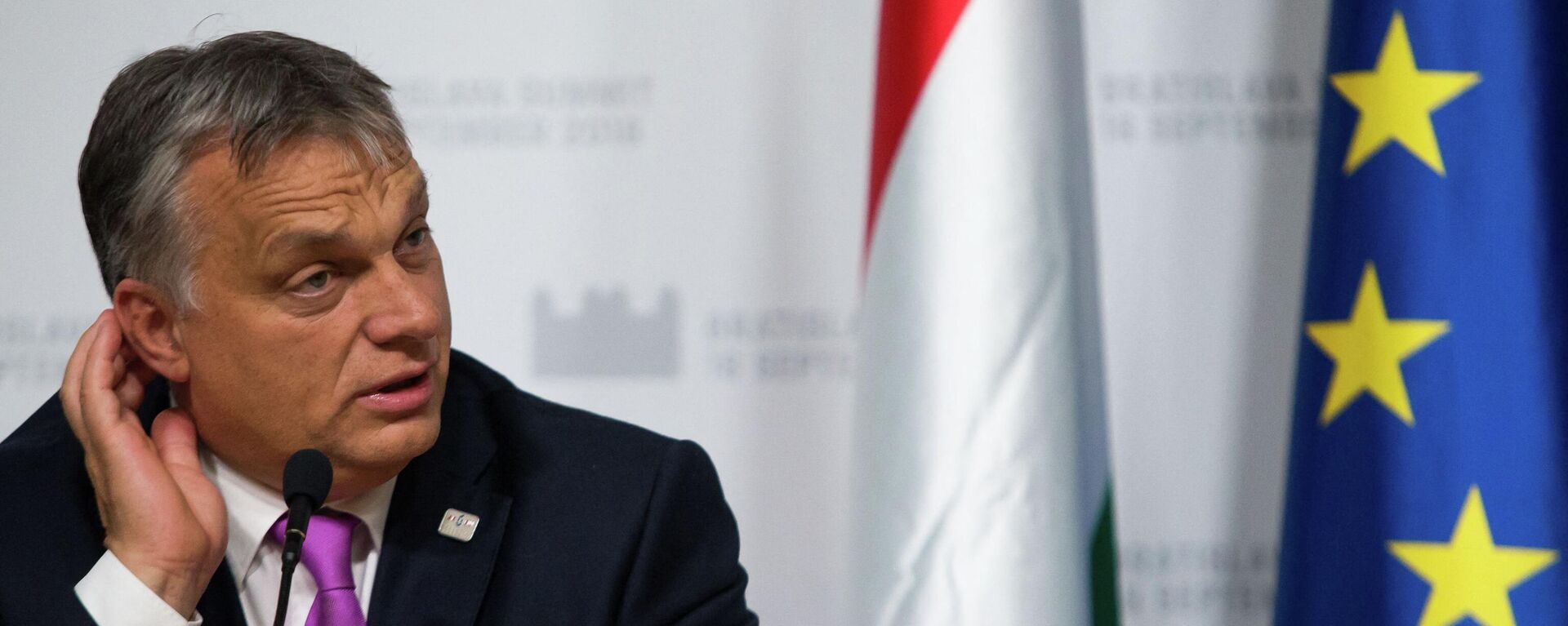 O primeiro-ministro húngaro, Viktor Orban, participa de uma coletiva de imprensa após a Cúpula da União Europeia de 27 Chefes de Estado ou de Governo em Bratislava, Eslováquia, em 16 de setembro de 2016 - Sputnik Brasil, 1920, 11.05.2022