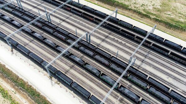 Trens carregados com carvão no complexo do porto e parque industrial de Taman, na região de Krasnodar, Rússia, 13 de maio de 2021 - Sputnik Brasil