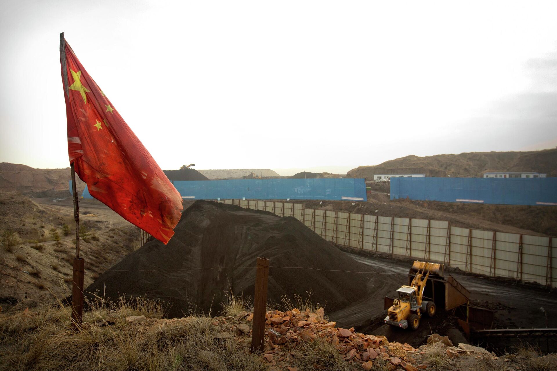A bandeira chinesa é retratada em frente a estoques de carvão sendo manejados na região de Ordos, China, 4 de novembro de 2015 (foto de arquivo) - Sputnik Brasil, 1920, 23.05.2022
