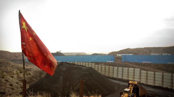 A bandeira chinesa é retratada em frente a estoques de carvão sendo manejados na região de Ordos, China, 4 de novembro de 2015 (foto de arquivo) - Sputnik Brasil