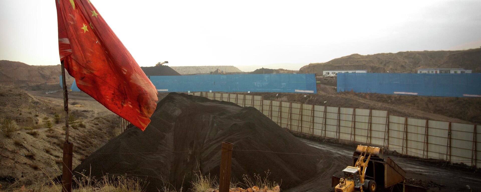 A bandeira chinesa é retratada em frente a estoques de carvão sendo manejados na região de Ordos, China, 4 de novembro de 2015 (foto de arquivo) - Sputnik Brasil, 1920, 27.07.2022