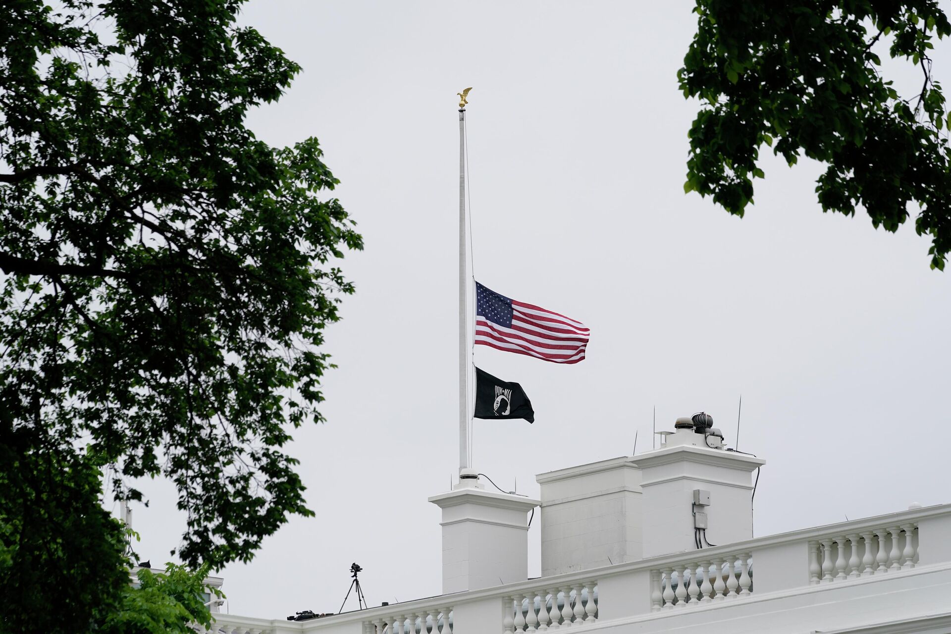 A bandeira dos Estados Unidos sobre a Casa Branca aparece a meio mastro em referência à marca de um milhão de mortes por COVID-19 no país, Washington, 12 de maio de 2022 - Sputnik Brasil, 1920, 31.05.2022