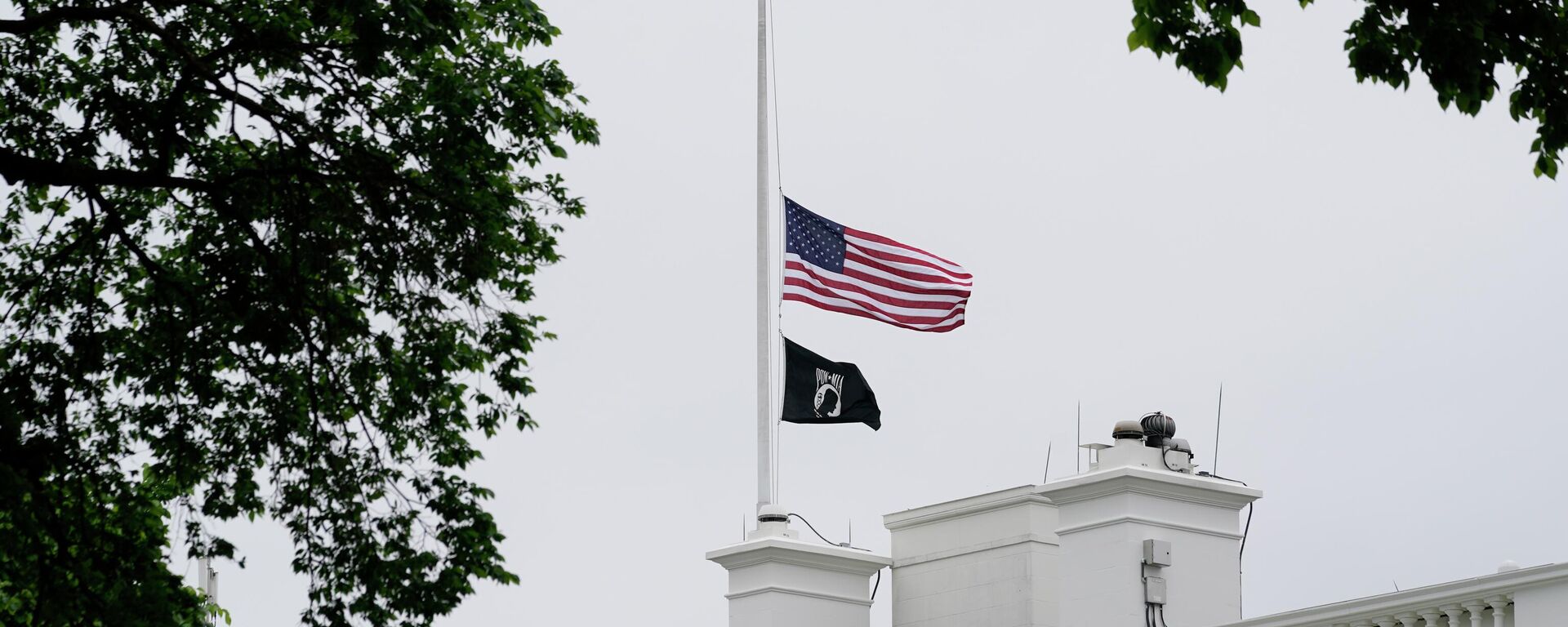 A bandeira dos Estados Unidos sobre a Casa Branca aparece a meio mastro em referência à marca de um milhão de mortes por COVID-19 no país, Washington, 12 de maio de 2022 - Sputnik Brasil, 1920, 25.01.2023