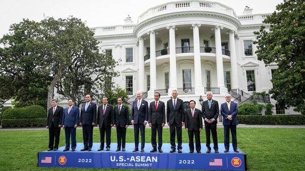 Joe Biden, presidente dos EUA, em fotografia conjunta com líderes de Estados-membros da Associação de Nações do Sudeste Asiático (ASEAN, na sigla em inglês) na Casa Branca, Washington, EUA, 12 de maio de 2022 - Sputnik Brasil
