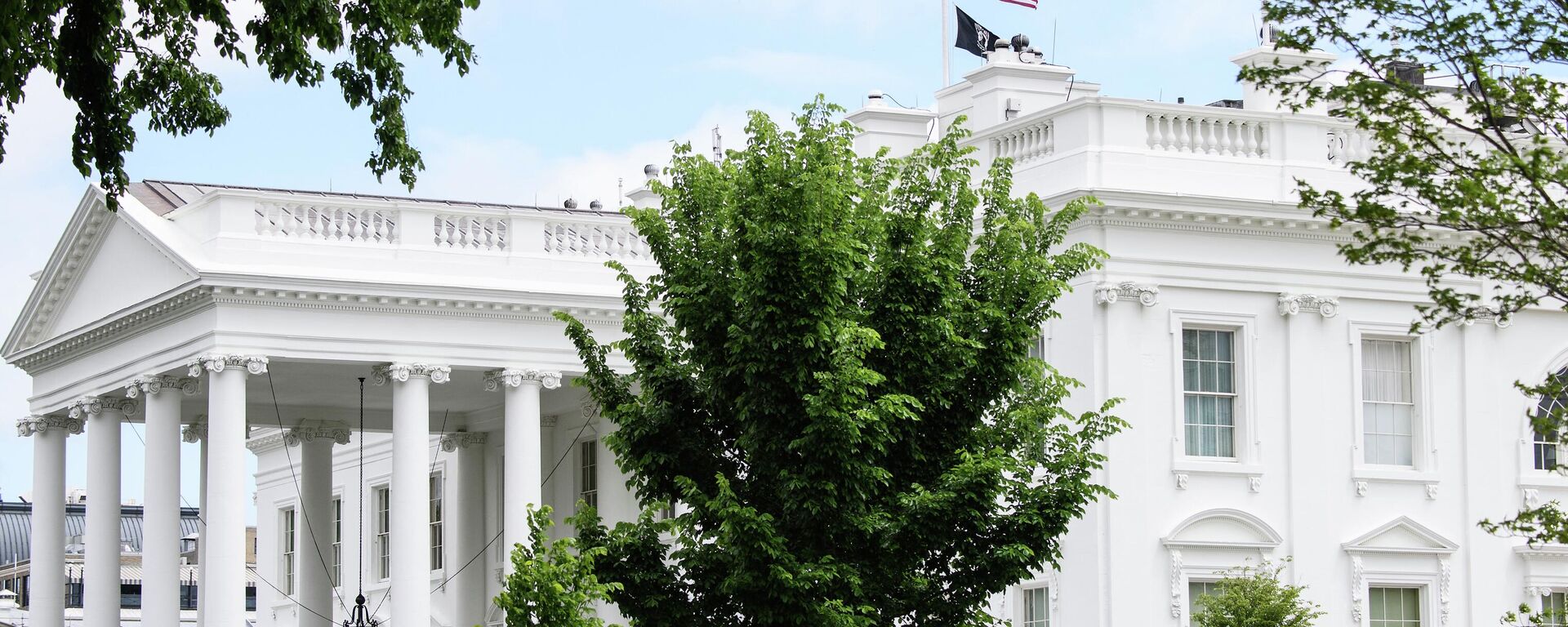 Bandeira dois EUA sobre a Casa Branca em Washington, EUA, 12 de maio de 2022 - Sputnik Brasil, 1920, 13.05.2022
