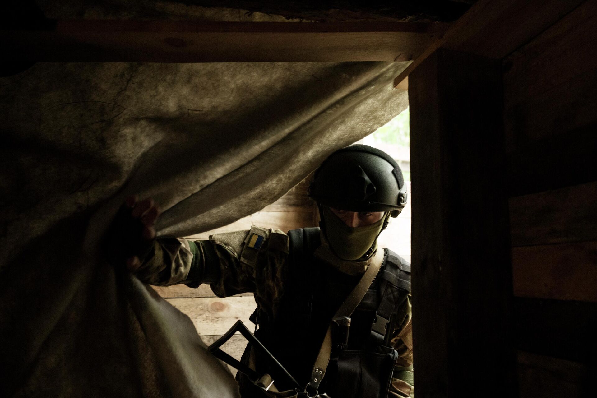 Um soldado da Guarda Nacional Ucraniana entra em um abrigo subterrâneo em uma posição perto de Kharkiv, Ucrânia, segunda-feira, 9 de maio de 2022 - Sputnik Brasil, 1920, 13.07.2023