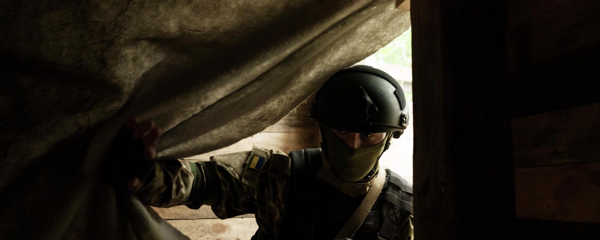 Um soldado da Guarda Nacional Ucraniana entra em um abrigo subterrâneo em uma posição perto de Kharkiv, Ucrânia, segunda-feira, 9 de maio de 2022 - Sputnik Brasil, 1920, 13.05.2022