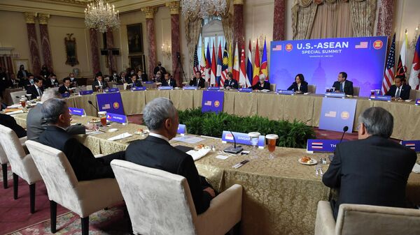 A vice-presidente dos EUA, Kamala Harris, participa e discura em um almoço de trabalho com os líderes dos países da ASEAN, no Departamento de Estado durante a Cúpula EUA-ASEAN em Washington, DC, em 13 de maio de 2022 - Sputnik Brasil