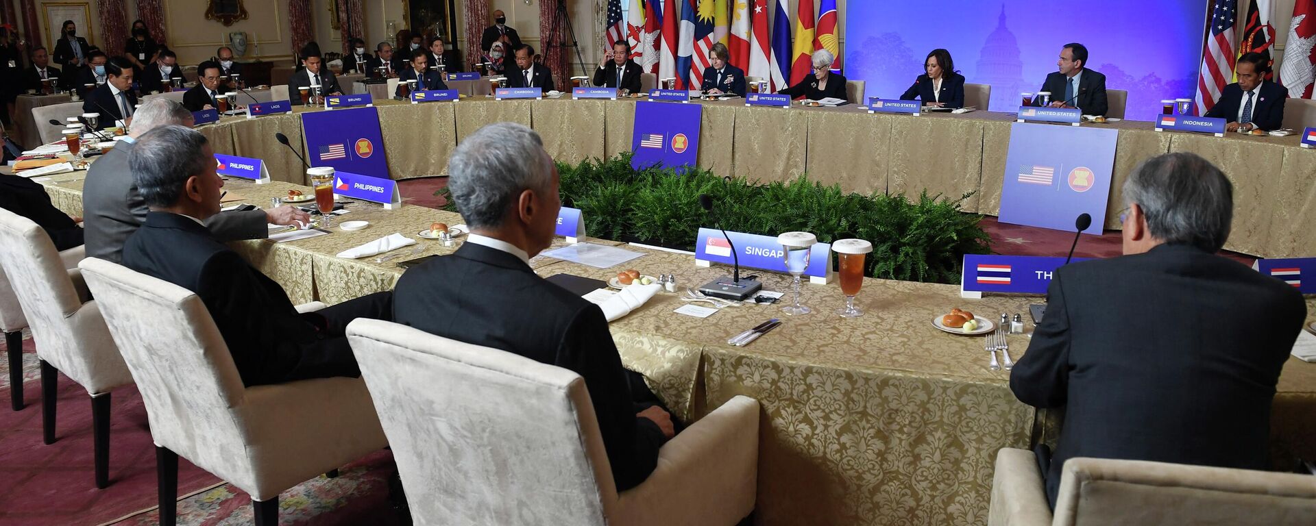 A vice-presidente dos EUA, Kamala Harris, participa e discura em um almoço de trabalho com os líderes dos países da ASEAN, no Departamento de Estado durante a Cúpula EUA-ASEAN em Washington, DC, em 13 de maio de 2022 - Sputnik Brasil, 1920, 13.05.2022