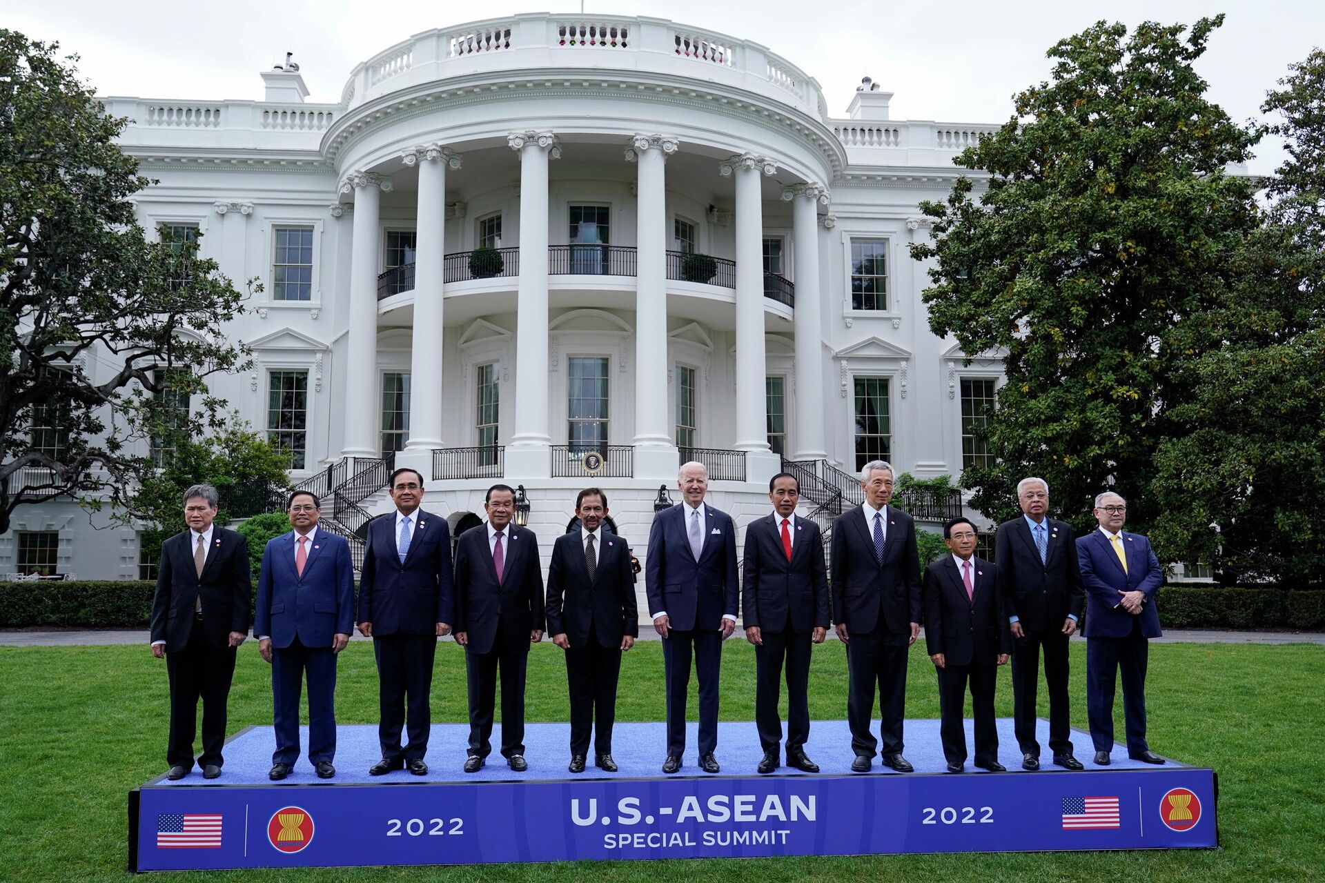 Líderes da Associação das Nações do Sudeste Asiático (ASEAN) posam com o presidente Joe Biden em uma foto de grupo no gramado sul da Casa Branca em Washington, quinta-feira, 12 de maio de 2022 - Sputnik Brasil, 1920, 13.05.2022