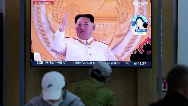 Tela de TV exibe programa de notícias com o líder norte-coreano, Kim Jong-un, em quadro, em estação de trem em Seul, na Coreia do Sul, em 12 de maio de 2022 - Sputnik Brasil