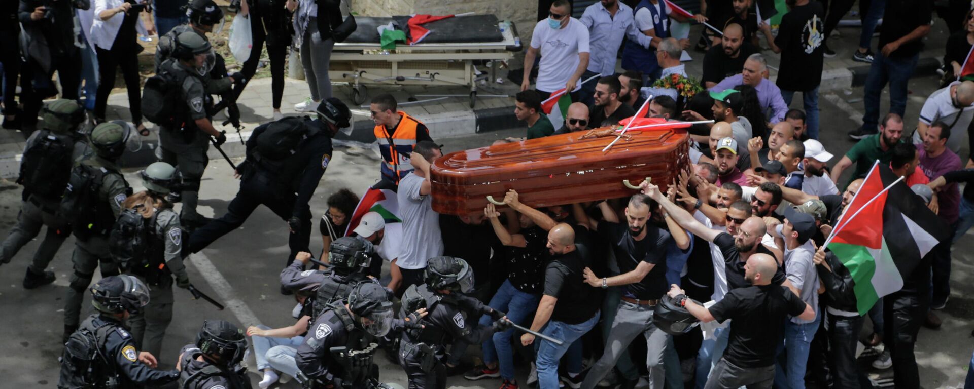 A polícia israelense confronta palestinos enquanto carregam o caixão da jornalista da Al Jazeera Shireen Abu Akleh durante seu funeral, em Jerusalém, em 13 de maio de 2022 - Sputnik Brasil, 1920, 14.05.2022
