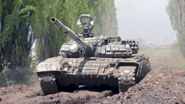 Tanque T-72 após ser reparado, durante operação militar especial da Rússia na Ucrânia - Sputnik Brasil