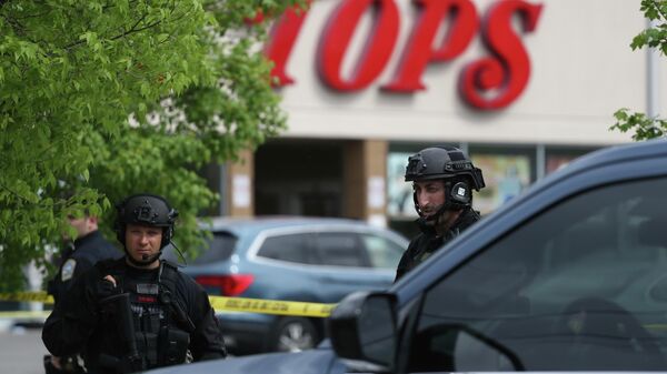 Polícia no entorno do supermercado Tops em Buffalo, nos EUA, em 14 de maio de 2022.  - Sputnik Brasil