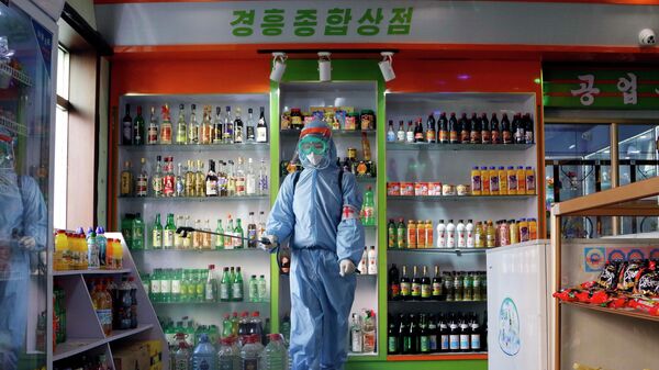 Funcionária de uma loja de conveniência desinfeta o chão, em Pyongyang, na Coreia do Norte, em 10 de novembro de 2021 - Sputnik Brasil