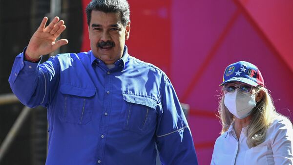 Nicolás Maduro, presidente venezuelano, acompanhado pela primeira-dama Cilia Flores, durante comício em Caracas, Venezuela, 1º de maio de 2022 - Sputnik Brasil