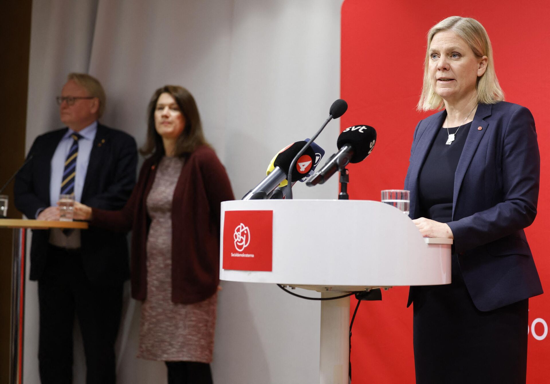 Magdalena Andersson (à direita), primeira-ministra sueca, dá coletiva de imprensa durante reunião do Partido Social-Democrata governista na sede do partido em Estocolmo, Suécia, 15 de maio de 2022 - Sputnik Brasil, 1920, 16.05.2022