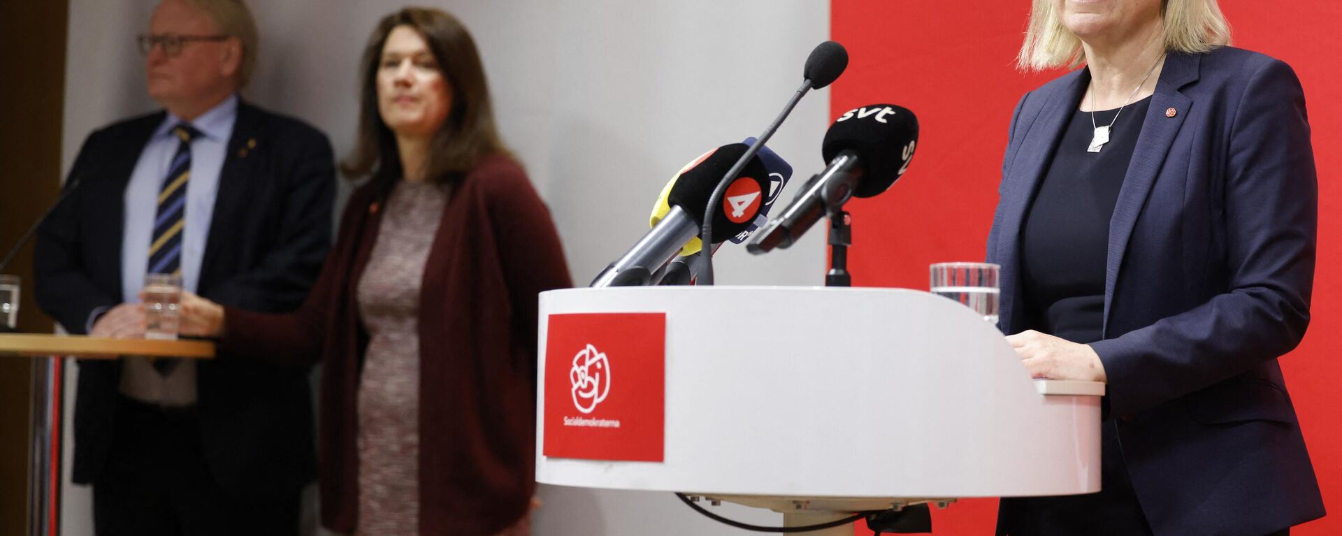 Magdalena Andersson (à direita), primeira-ministra sueca, dá coletiva de imprensa durante reunião do Partido Social-Democrata governista na sede do partido em Estocolmo, Suécia, 15 de maio de 2022 - Sputnik Brasil, 1920, 15.05.2022