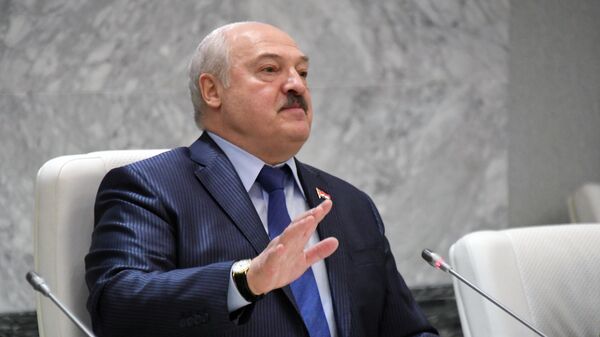 O presidente belarusso, Aleksandr Lukashenko, gesticula durante evento em Vladivostok, na Rússia, 13 de abril de 2022 - Sputnik Brasil