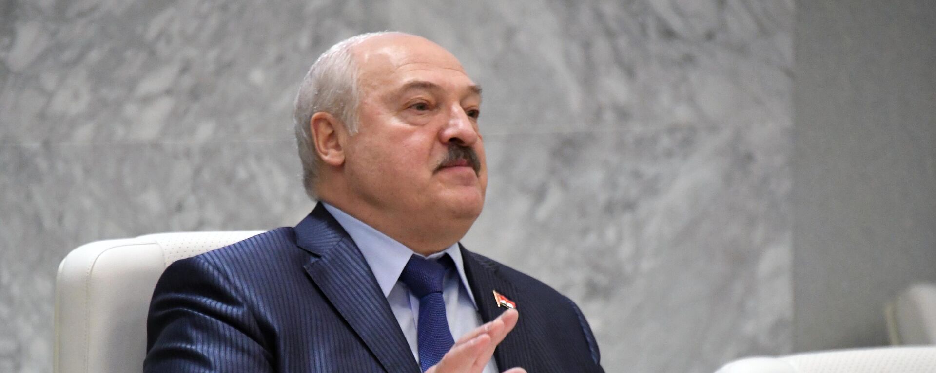 O presidente belarusso, Aleksandr Lukashenko, gesticula durante evento em Vladivostok, na Rússia, 13 de abril de 2022 - Sputnik Brasil, 1920, 03.12.2022
