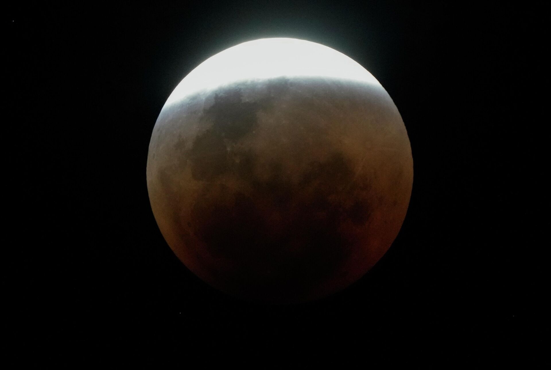 Eclipse lunar é visto em São Paulo, no Brasil, em 16 de maio de 2022 - Sputnik Brasil, 1920, 16.05.2022