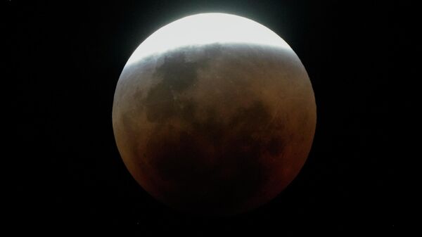 Eclipse lunar é visto em São Paulo, no Brasil, em 16 de maio de 2022 - Sputnik Brasil