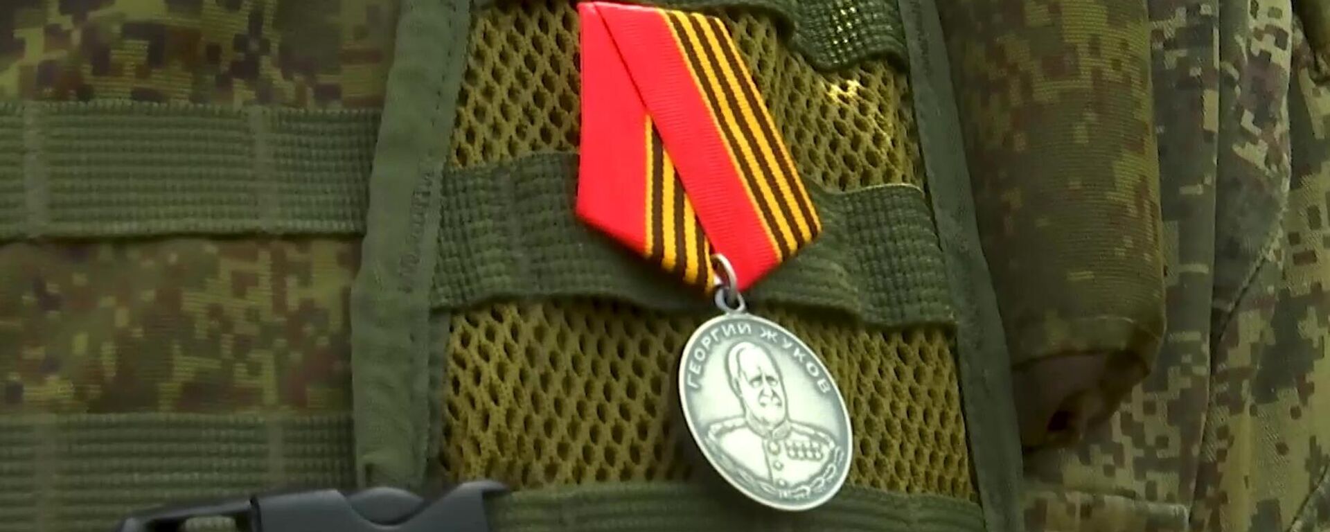 Medalha de Zhukov no peito de militar russo condecorado por coragem e heroísmo durante operação militar especial da Rússia na Ucrânia - Sputnik Brasil, 1920, 16.05.2022