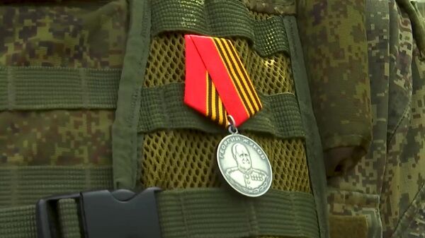 Medalha de Zhukov no peito de militar russo condecorado por coragem e heroísmo durante operação militar especial da Rússia na Ucrânia - Sputnik Brasil