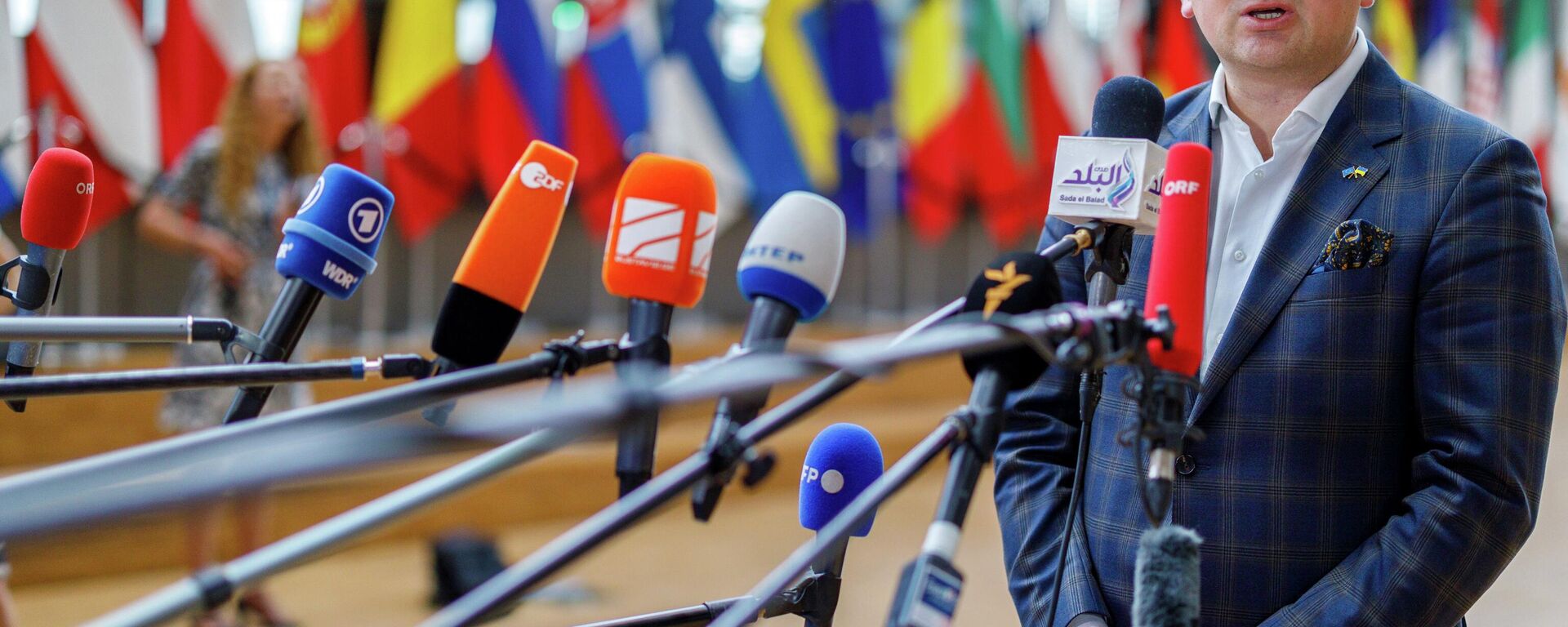 O ministro das Relações Exteriores da Ucrânia, Dmytro Kuleba, chega antes de falar com a imprensa após uma reunião de ministros das Relações Exteriores da UE no prédio do Conselho Europeu em Bruxelas, segunda-feira, 16 de maio de 2022 - Sputnik Brasil, 1920, 12.11.2022