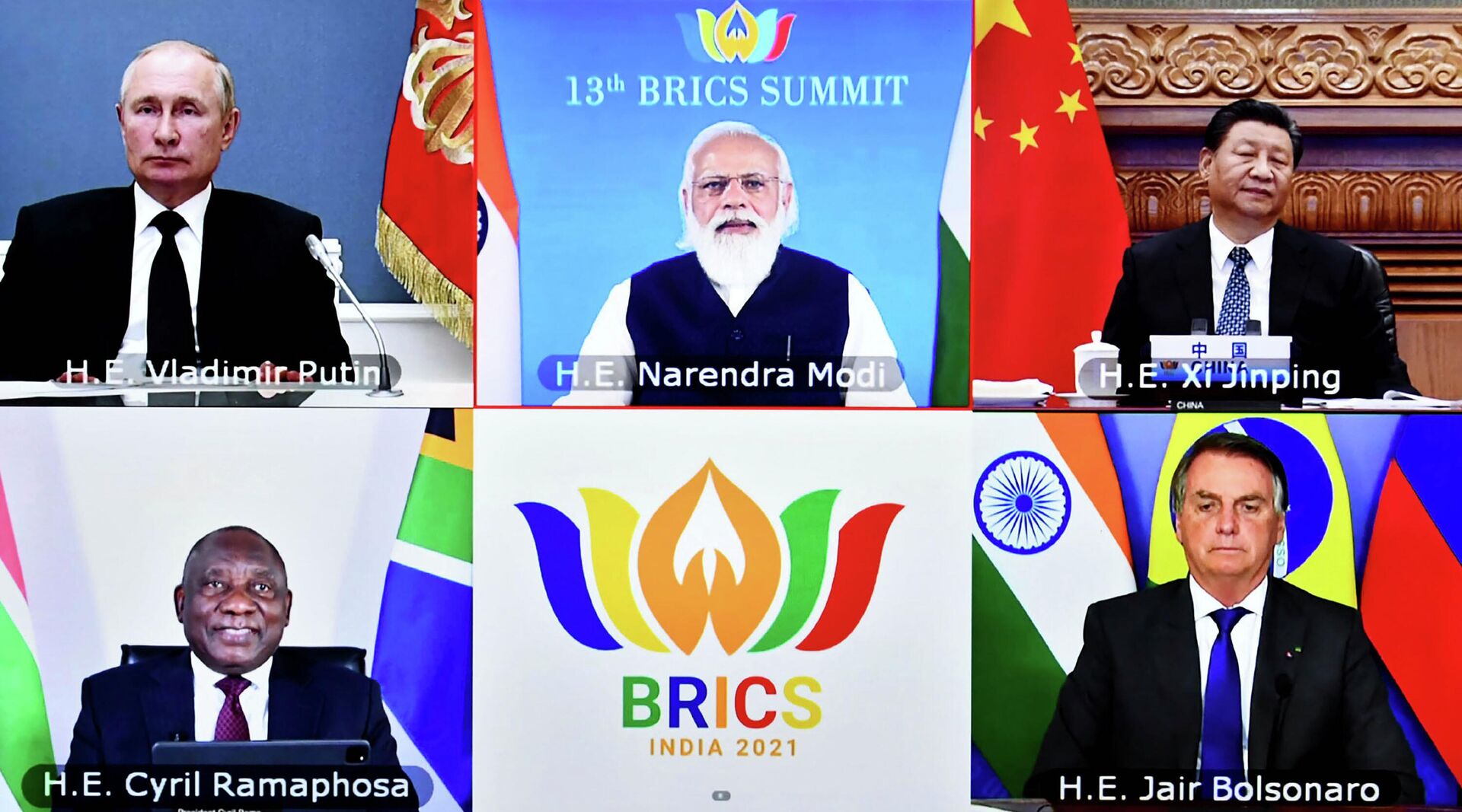 Da esquerda para a direita, os líderes dos países do BRICS: o presidente russo, Vladimir Putin; o primeiro-ministro indiano, Narendra Modi; o presidente chinês, Xi Jinping; o presidente sul-africano, Cyril Ramaphosa; e o presidente brasileiro, Jair Bolsonaro, em videoconferência no dia 9 de setembro de 2021 - Sputnik Brasil, 1920, 24.06.2022