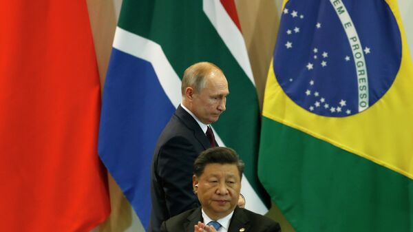 Presidente chinês Xi Jinping aplaude presidente russo Vladimir Putin em 14 de novembro de 2019. - Sputnik Brasil