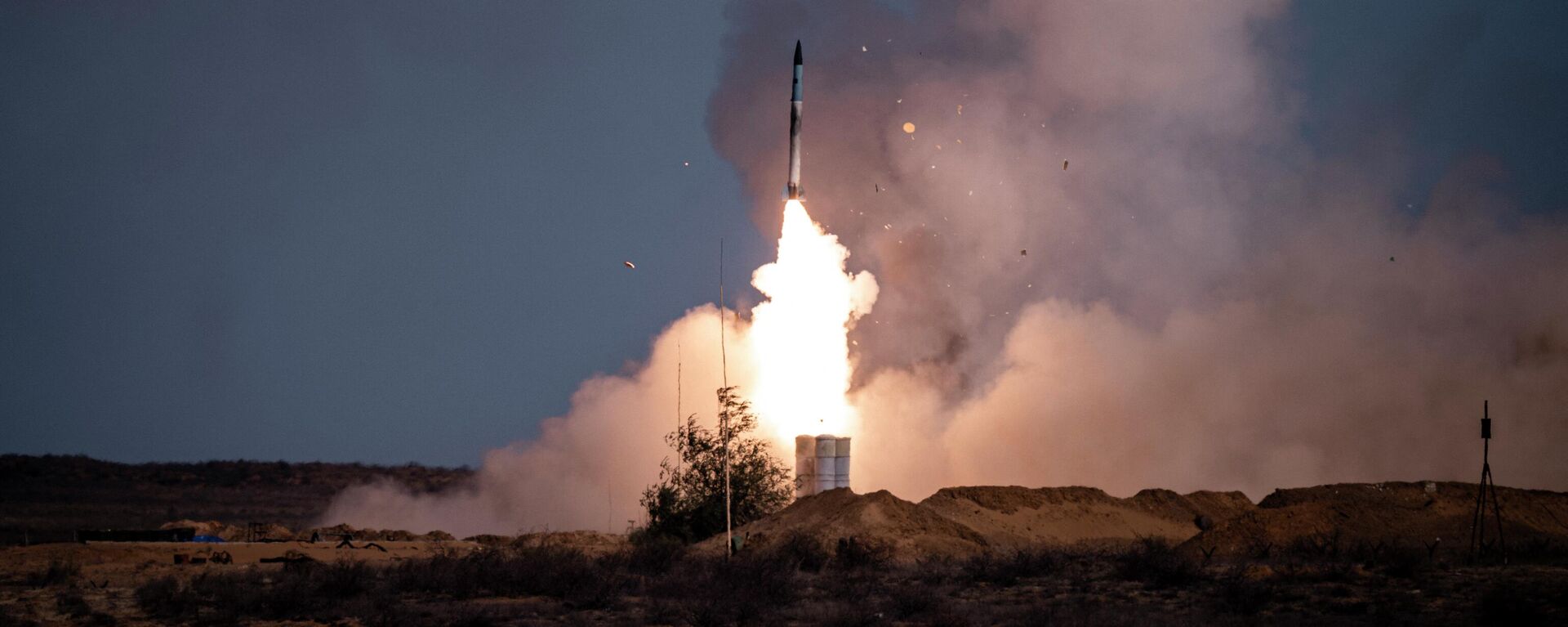 Um foguete é lançado de um sistema de mísseis S-400 na base militar de Ashuluk, no sul da Rússia, em 22 de setembro de 2020 - Sputnik Brasil, 1920, 17.05.2022