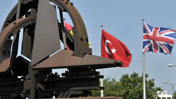 Bandeiras turcas e britânica são retratadas na sede da Organização do Tratado do Atlântico Norte (OTAN), em Bruxelas, 26 de junho de 2012 - Sputnik Brasil