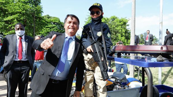 Presidente da República, Jair Bolsonaro durante revista à grupo de Policiais Rodoviários Federais (foto de arquivo) - Sputnik Brasil