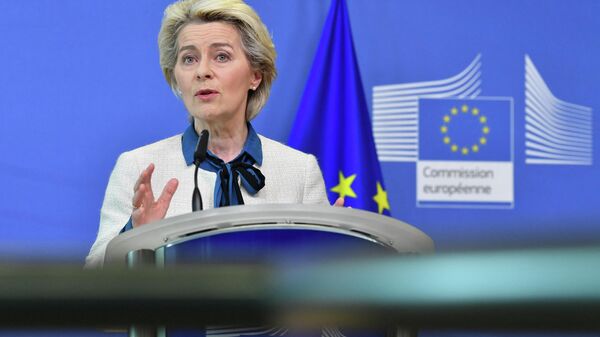A presidente da Comissão Europeia, Ursula von der Leyen, faz uma declaração sobre as propostas da Comissão sobre o tema REPowerEU, lacunas de investimento em defesa e reconstrução de ajuda da Ucrânia na sede da UE em Bruxelas, em 18 de maio de 2022 - Sputnik Brasil