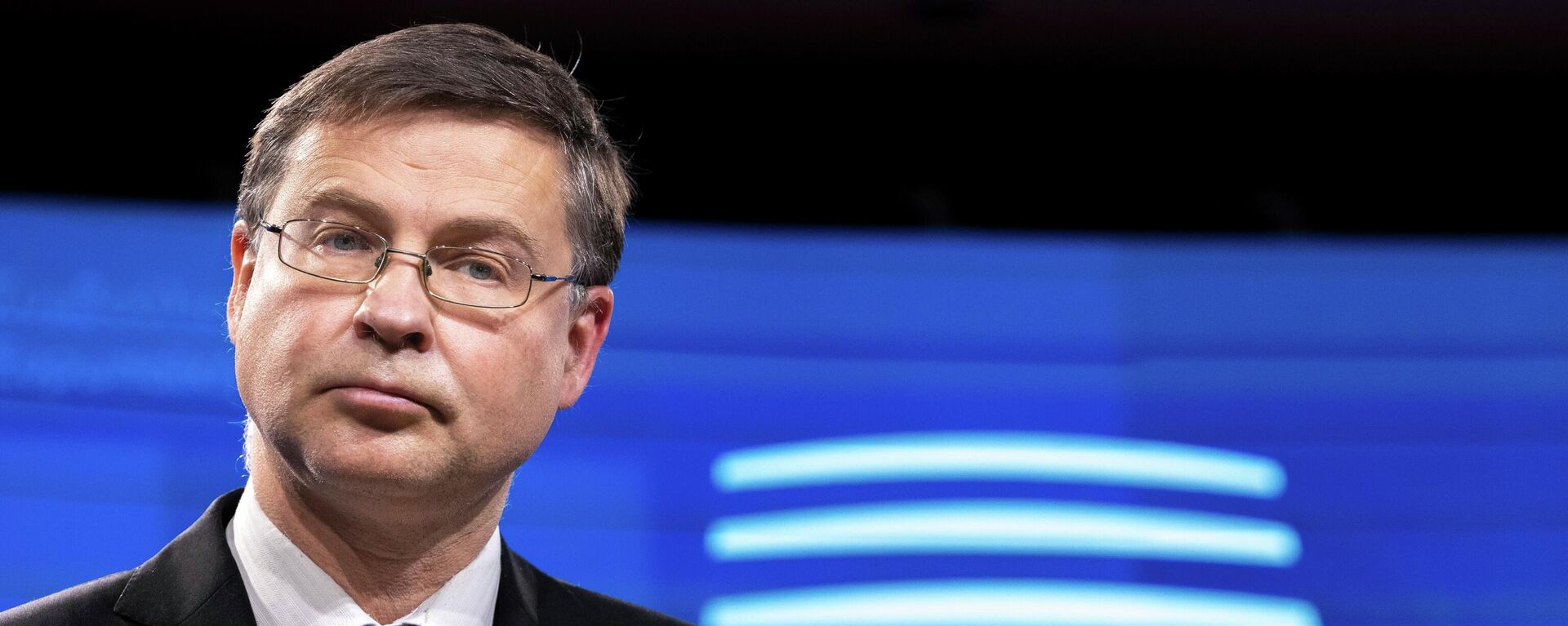 O comissário de Comércio da UE, Valdis Dombrovskis, fala durante uma conferência de imprensa em Bruxelas, em 7 de dezembro de 2021 - Sputnik Brasil, 1920, 28.04.2023