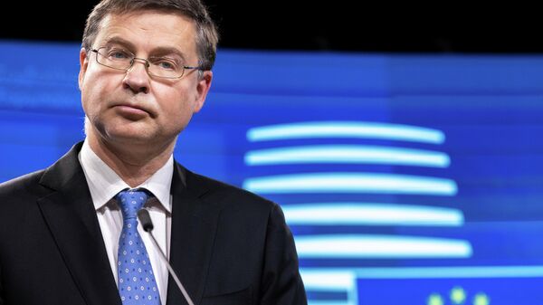 O comissário de Comércio da UE, Valdis Dombrovskis, fala durante uma conferência de imprensa em Bruxelas, em 7 de dezembro de 2021 - Sputnik Brasil
