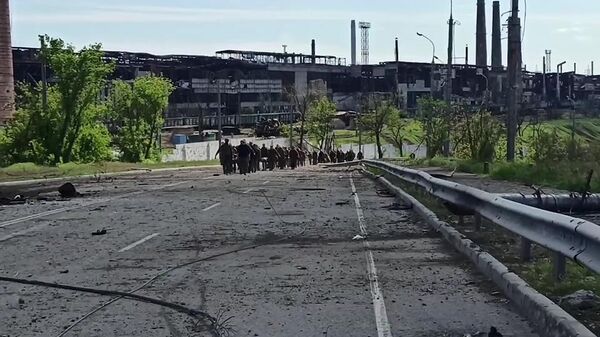 Soldados ucranianos que se renderam saem da siderúrgica Azovstal, em Mariupol, 18 de maio de 2022 - Sputnik Brasil