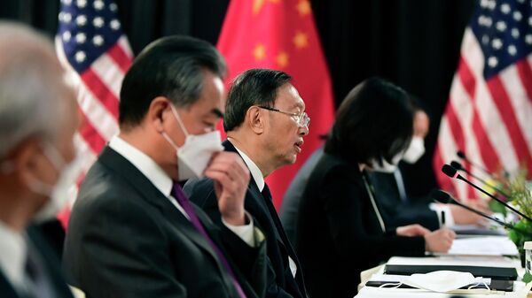 Delegação chinesa liderada por Yang Jiechi (centro) e Wang Yi (segundo à esquerda) durante reunião com homólogos norte-americanos em Anchorage, no Alasca, 18 de março de 2021 - Sputnik Brasil