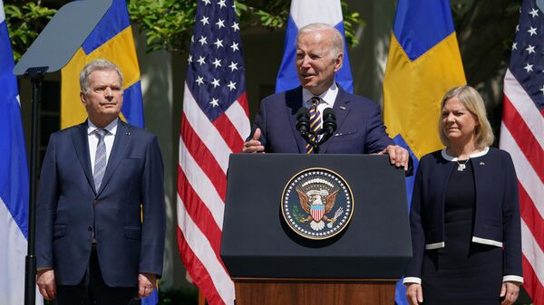 O presidente dos EUA, Joe Biden, a primeira-ministra da Suécia, Magdalena Andersson e o presidente da Finlândia, Sauli Niinisto, atendem à uma coletiva de imprensa no Rose Garden da Casa Branca em Washington, DC, 19 de maio de 2022 - Sputnik Brasil
